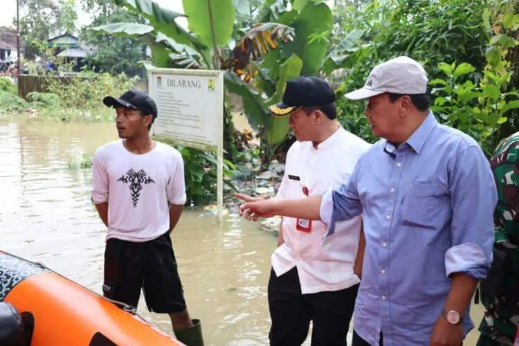 Jembatan Terendam, Akses Warga Nyompok Girang Cisoka Terputus