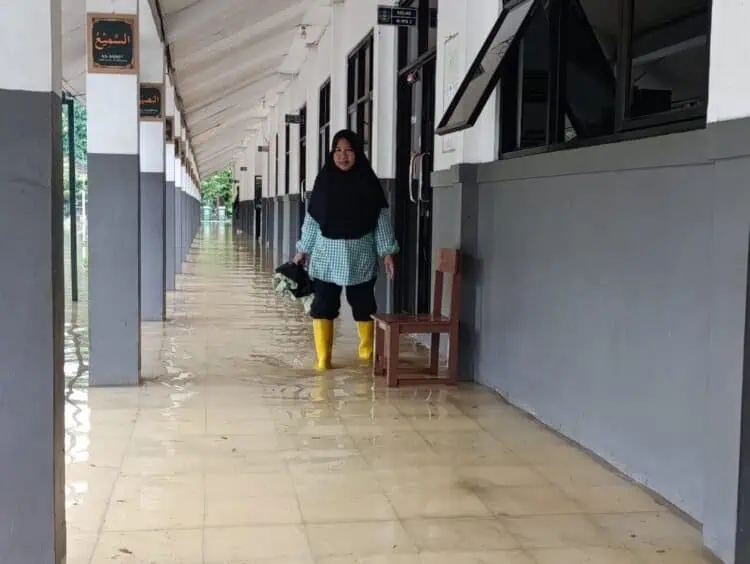 Ribuan Siswa SMAN 4 Tangsel Jalani PJJ Akibat Banjir Rendam Ruang Kelas