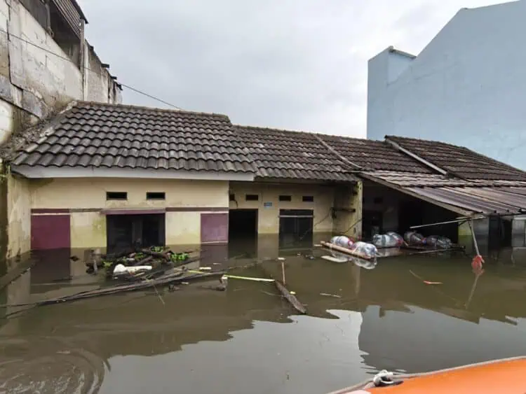Banjir di Perum Taman Cikande Jayanti Capai 4 Meter