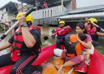SATGANA PMI Kota Tangerang Lakukan Evakuasi Warga Terdampak Banjir