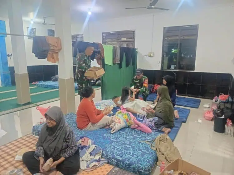 Danramil Pasar Kemis Pimpin Evakuasi Warga Terdampak Banjir di Gelam Jaya