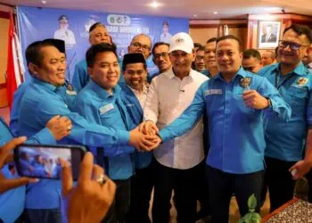 BERSALAMAN : Wagub Banten Achmad Dimyati Natakusumah (memakai baju putih), bersalaman dengan pengurus KNPI Banten. (ISTIMEWA)