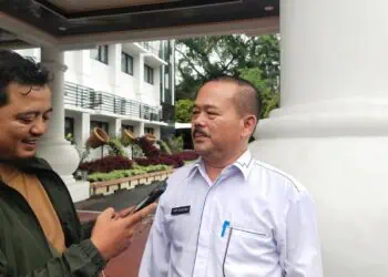 Direktur Perumdam Tirta Madani Kota Serang, M. Arif Setiawan, sedang di wawancara wartawan, beberapa waktu lalu. (ISTIMEWA)