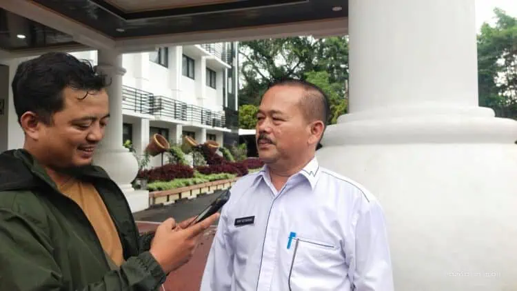 Direktur Perumdam Tirta Madani Kota Serang, M. Arif Setiawan, sedang di wawancara wartawan, beberapa waktu lalu. (ISTIMEWA)