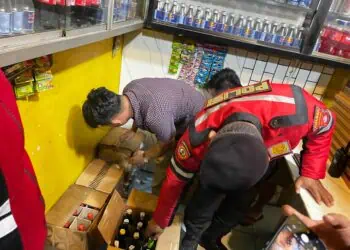 OPERASI PEKAT - Personel gabungan Polres Serang mengamankan ratusan botol minuman keras berbagai merek serta dua diriken berisi tuak dalam Operasi Penyakit Masyarakat (Pekat) Maung 2026 dengan sasaran utama peredaran minuman keras, Sabtu malam hingga Minggu (25/1/2026) dini hari. (ISTIMEWA)