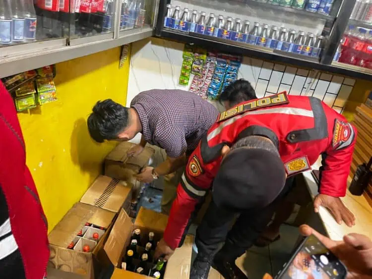 Operasi Pekat, Personel Polres Serang Amankan Ratusan Botol Miras