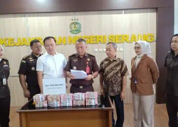 BAYAR DENDA - Kejari Serang, menerima pembayaran denda dari PT Growth Nusantara Industry (GNI) senilai Rp 1 Miliar, Senin (26/1/2026). (ISTIMEWA)