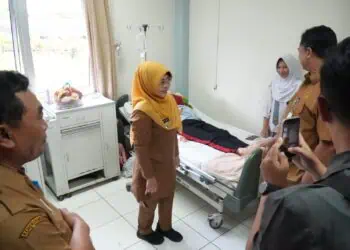 Bupati Pandeglang Raden Dewi Setiani, menjenguk pasien di RSUD Berkah, Senin (26/1/2026). (ISTIMEWA)
