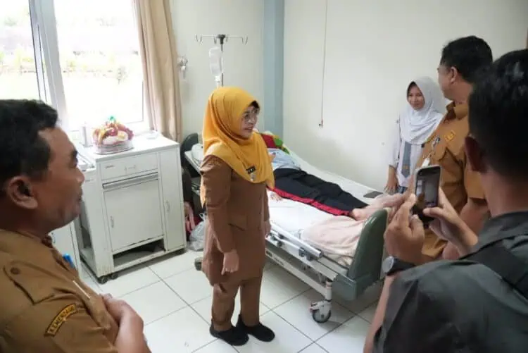 Jenguk Pasien di RSUD Berkah, Bupati Dewi: Tingkatkan Pelayanan Agar Pasien Nyaman