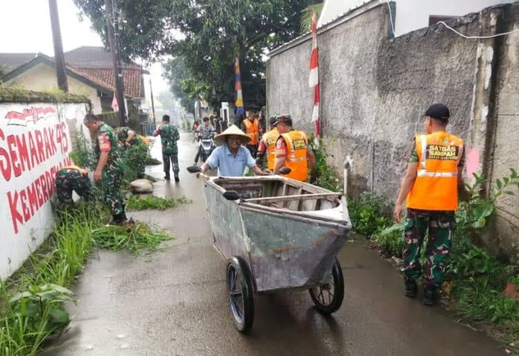Satgas Sampah Kodim 0510 Tigaraksa Bersihkan Kampung Babakan