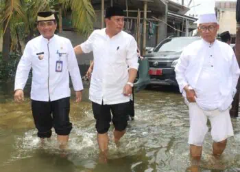 Jumat Keliling, Bupati Serap Aspirasi di Gunung Kaler dan Tinjau Banjir Kresek