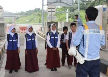 Salahseorang perwakilan PT Wika Serang-Panimbang saat memberikan arahan kepada siswi sekolah dasar di gerbang pintu Tol Rangkasbitung. (ISTIMEWA)