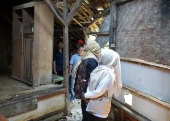 Bupati Pandeglang Raden Dewi Setiani, sambangi korban terdampak Putting Beliung di Kampung Namprak dan Kampung Cente, Desa Mendung, Kecamatan Cibaliung, Sabtu (31/1/2026). (ISTIMEWA)