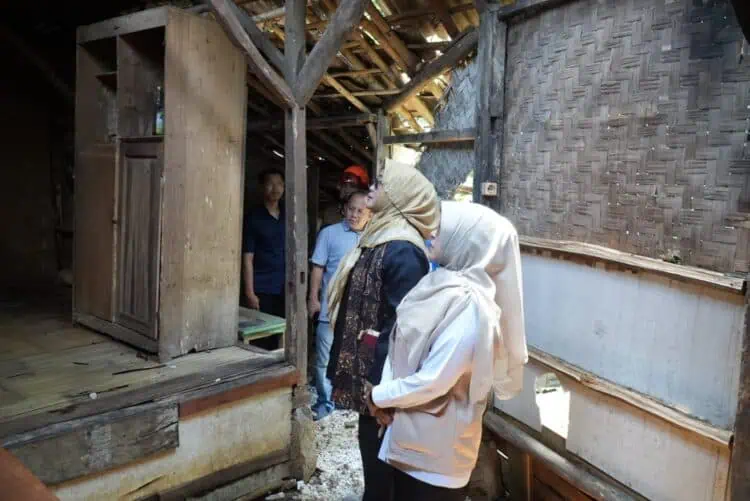 Disambangi Bupati Dewi, Korban Terdampak Putting Beliung di Pandeglang Terharu