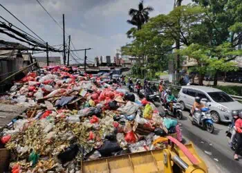 Sampah Setinggi Dua Meter Masih Menumpuk di Pasar Cimanggis Tangsel