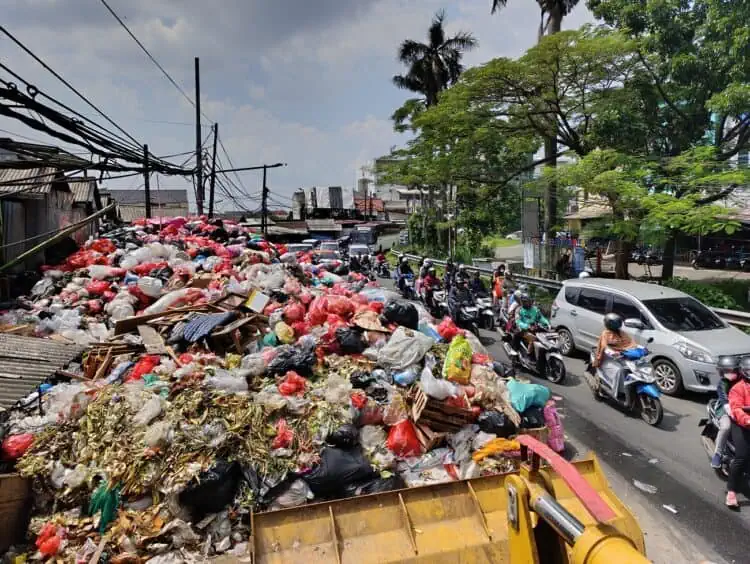 Sampah Setinggi Dua Meter Masih Menumpuk di Pasar Cimanggis Tangsel