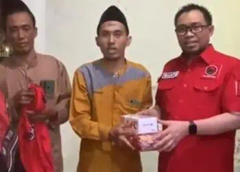 Sekretaris DPD PDIP Provinsi Banten, Wanto Sugito (kemeja merah), secara simbolis serahkan bantuan kedaruratan kebencanaan untuk korban banjir di Kasemen, Kota Serang, Senin (5/1/2026) malam. (ISTIMEWA)