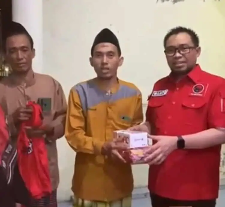 Sekretaris DPD PDIP Provinsi Banten, Wanto Sugito (kemeja merah), secara simbolis serahkan bantuan kedaruratan kebencanaan untuk korban banjir di Kasemen, Kota Serang, Senin (5/1/2026) malam. (ISTIMEWA)