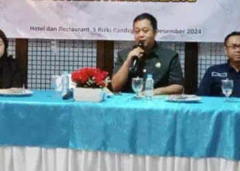 PEMBINAAN - Kepala Diskominfosantik Kabupaten Pandeglang, TB. Nandar Suptandar (tengah), sedang melakukan pembinaan terhadap KIM, beberapa waktu lalu. (ISTIMEWA)