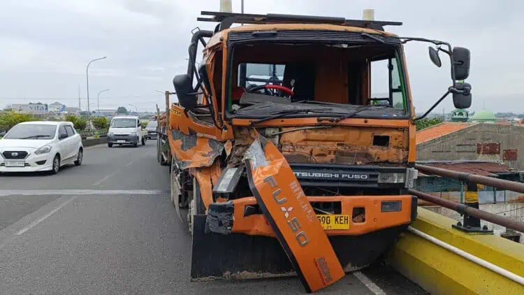 Truk Tronton Kecelakaan di Flyover Ciputat, Pemkot Pasutri Selamat Setelah Lompat