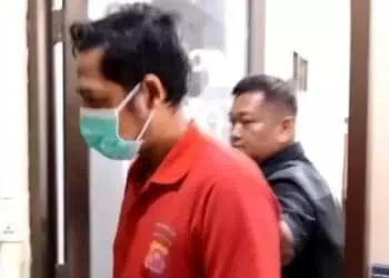 Oknum Kades di Kecamatan Sukaresmi, Kabupaten Pandeglang, digiring ke sel tahanan Mapolres Pandeglang. (ISTIMEWA)