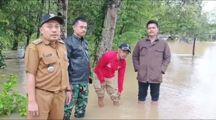 Sungai Cikadueun dan Cilemer Meluap, Camat Saketi Pandeglang Imbau Masyarakat Waspada
