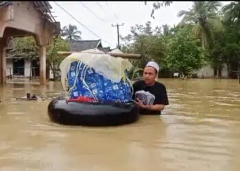 Banjir Tak Kunjung Surut, Aktivitas Lumpuh dan Sebagian Warga Desa Idaman Pandeglang Ngungsi Keluar