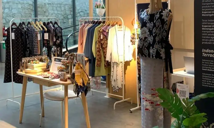 Perkenalkan Indonesia Lewat Fesyen dan Aksesori Batik