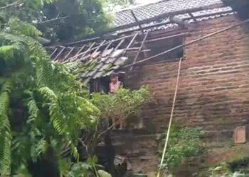 RUMAH RUSAK - Cuaca ekstrem melanda, sejumlah rumah di Kampung Kadu Aceng, Desa Ciodeng, Kecamatan Sindangresmi, Kabupaten Pandeglang, rusak dihantam angin kencang, Rabu (21/1/2026). (ISTIMEWA)
