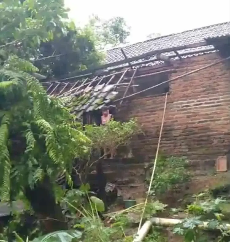 Diterjang Angin Kencang, Puluhan Rumah di Sindangresmi Pandeglang Rusak Berat