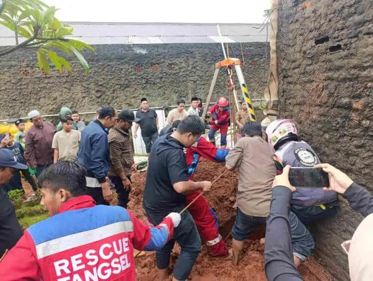 Pria Dengan Berat Badan 200 Kg Meninggal Dunia, Damkar Tangsel Bantu Pemakaman Jenazah