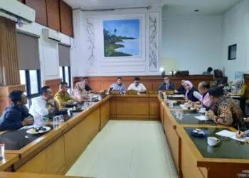 HEARING - Komisi IV DPRD Pandeglang, menggelar hearing terkait sengketa SDN 1 Gerendong, Desa Gerendong, Kecamatan Koroncong, Kabupaten Pandeglang, di ruang Komisi IV DPRD setempat, Kamis (22/1/2026). (ISTIMEWA)