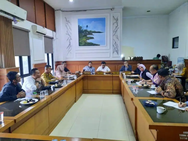 HEARING - Komisi IV DPRD Pandeglang, menggelar hearing terkait sengketa SDN 1 Gerendong, Desa Gerendong, Kecamatan Koroncong, Kabupaten Pandeglang, di ruang Komisi IV DPRD setempat, Kamis (22/1/2026). (ISTIMEWA)