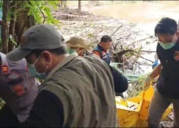 EVAKUASI - Pihak kepolisian sedang mengevakuasi mayat laki-laki yang di temukan di pinggir sungai Cilemer, tepatnya di Kampung Bojongloa, Desa Geredug, Kecamatan Bojong, Kabupaten Pandeglang, Kamis (22/1/2026). (ISTIMEWA)