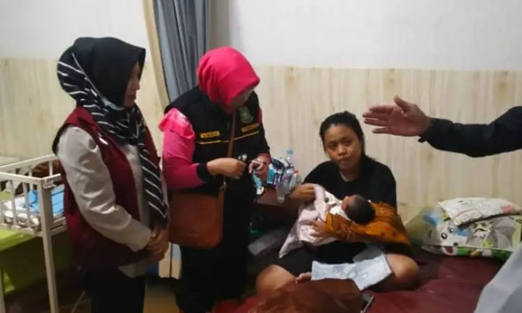 Warga Cipondoh Melahirkan di Tengah Situasi Banjir
