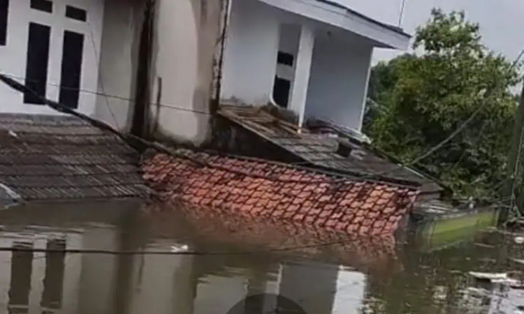 Banjir di Periuk Damai Nyaris Sentuh Atap Rumah
