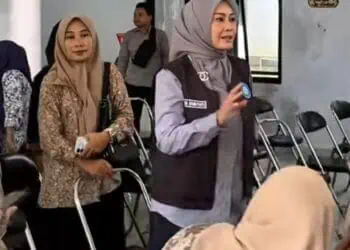 Tokoh pemerhati perempuan Banten, Irna Narulita, dalam sebuah acara di Pandeglang. (ISTIMEWA)