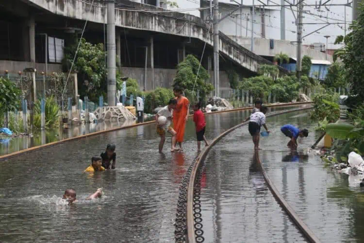 Dikepung Banjir, PT KAI Batalkan 82 Perjalanan
