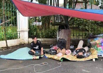 Warga Huntara Buka Donasi di Depan Kantor Bupati Lebak