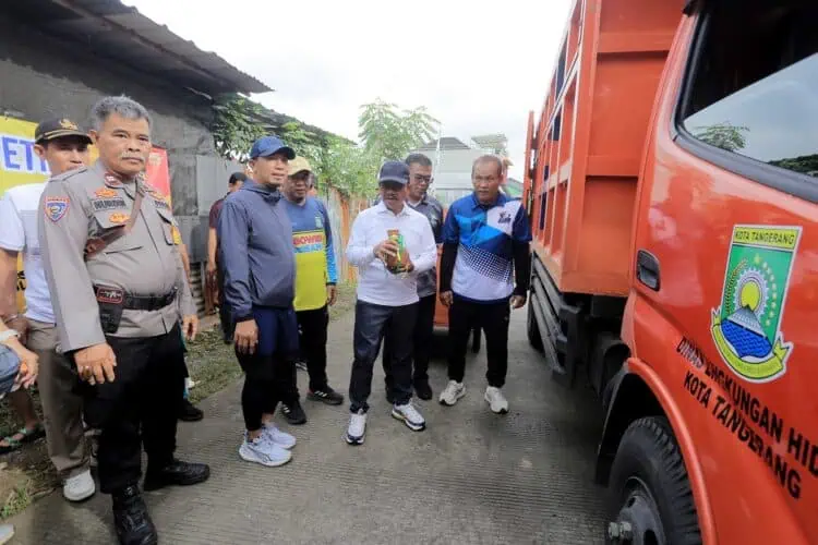 Pemkot Tangerang Serahkan Armada Pengangkut Sampah Kepada Masyarakat Petir