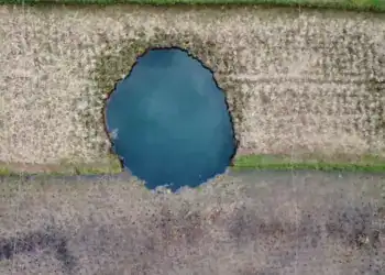Sinkhole Adalah? Penyebab Terjadinya Lubang Tanah Ambles