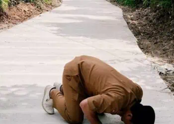 10 Tahun Jalan Rusak Akhirnya Dibangun, Kades di Lebak Tuntaskan Nazar Sujud Syukur