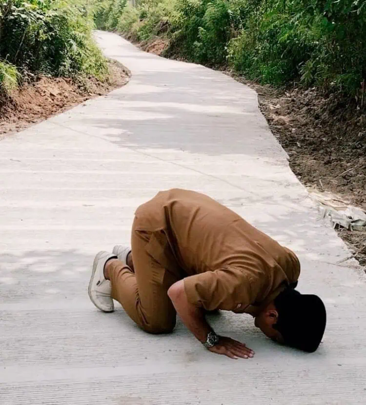 10 Tahun Jalan Rusak Akhirnya Dibangun, Kades di Lebak Tuntaskan Nazar Sujud Syukur