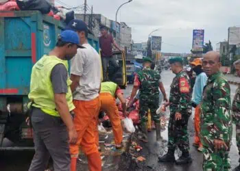 TNI-Polri Kerahkan Personel Bantu Angkut Sampah di Ciputat