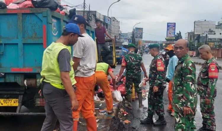TNI-Polri Kerahkan Personel Bantu Angkut Sampah di Ciputat