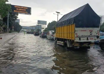 Hujan Deras Rendam Akses menuju Bandara Soekarno-Hatta