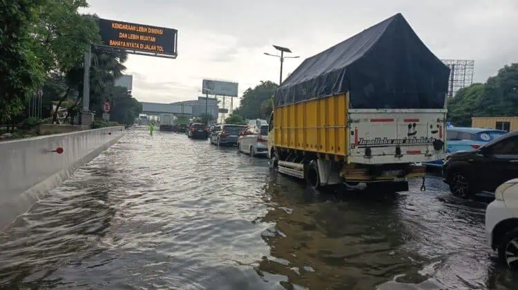 Hujan Deras Rendam Akses menuju Bandara Soekarno-Hatta