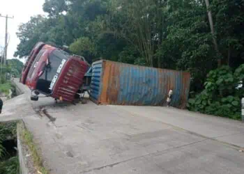 Tronton Terguling di Tanjakan Jaliti Pandeglang, Lalu Lintas Ditutup Sementara