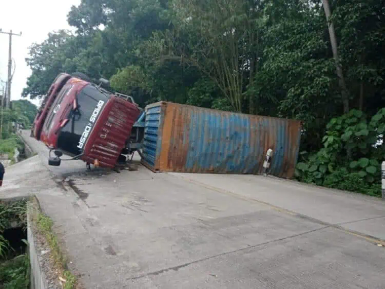 Tronton Terguling di Tanjakan Jaliti Pandeglang, Lalu Lintas Ditutup Sementara