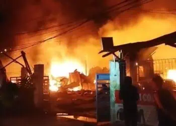 Sebuah Resto dan Lapak Limbah di Jalan Galeong Karawaci Terbakar Hebat